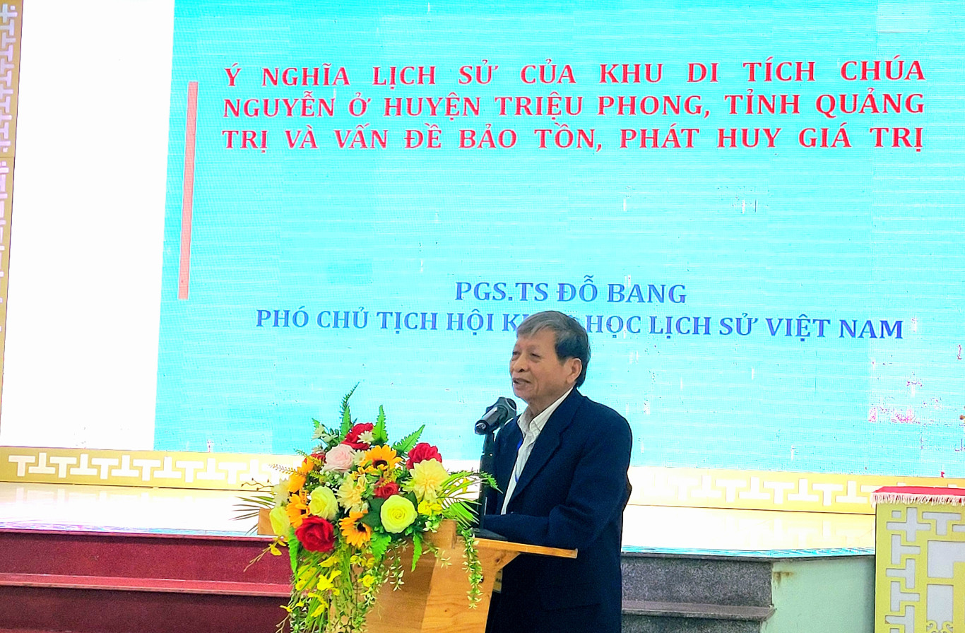 PSG.TS Đỗ Bang, Ph&oacute; Chủ tịch Hội Khoa học lịch sử Việt Nam tr&igrave;nh b&agrave;y tham luận tại hội thảo